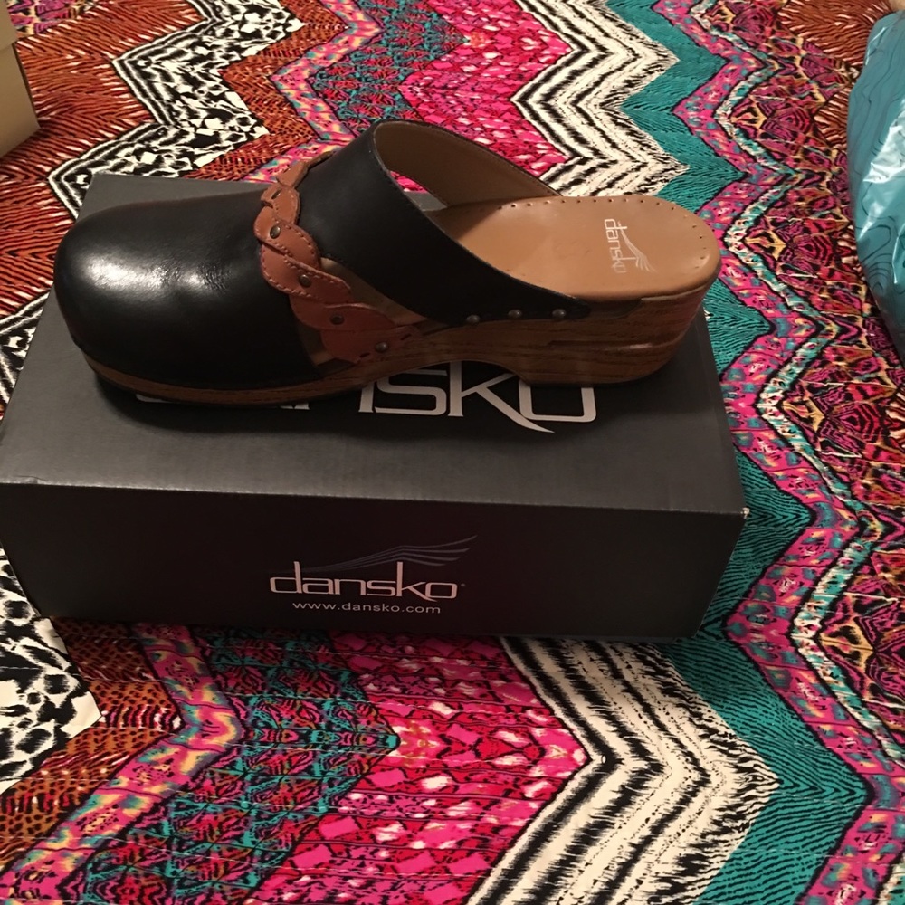 Leather clogs